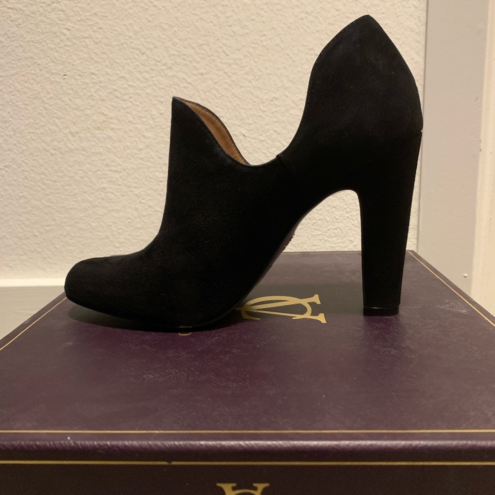 Never been worn Signature Vince Camuto heels
